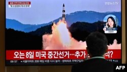 Čovek gleda TV program i snimak raketne probe Severne Koreje, na železničkoj stanici u Seulu, Južna Koreja, 2. novembra 2022.