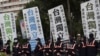 資料照：支持台灣獨立的活動人士在台北舉行幾年228事件70週年的活動時與警察面對面。 （2017年2月28日）