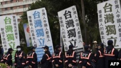 资料照：支持台湾独立的活动人士在台北举行几年228事件70周年的活动时与警察面对面。（2017年2月28日）