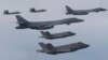 Arhiva - Američki bombarderi B-1B i borbeni avioni F35 lete u formaciji tokom zajedničkih vojnih vazdušnih vežbi u Južnoj Koreji, 1. januara 2023.