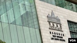 香港西九龍裁判法院大樓一幅玻璃幕牆，2月8日中午民主派47人案審訊期間，懷疑被人射擊導致爆裂。(美國之音湯惠芸)