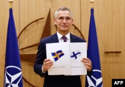 Sekjen NATO saat itu, Jens Stoltenberg, resmi mengumumkan bergabungnya Swedia dan Finlandia sebagai anggota baru NATO, di Brussel.