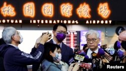 台灣最大的反對黨國民黨副主席夏立言在啟程前往中國大陸前在台北桃園國際機場對媒體講話。 （2023年2月8日）