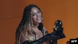 Beyonce e um dos seus Grammy, 5 de Fevereiro, 2023, Crypto.com Arena, Los Angeles
