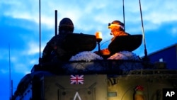 Arhiva - Britanski oficir sedi na olopnom vozilu u vojnom kampu Tapa, u Estoniji, 19. januara 2023.