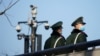 中國武警士兵在上海街頭的監控攝像頭下執勤。（2022年1月20日）