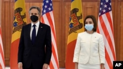 آنتونی بلینکن، وزیر خارجه ایالات متحده، در سمت چپ، با مایا ساندو، رئیس‌جمهور مولداوی در کاخ ریاست ‌جمهوری در کیشینف، مولداوی - یکشنبه ۶ مارس ۲۰۲۲ (۱۵ اسفند ۱۴۰۰)