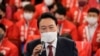 南韓首爾最大在野黨國民力量黨候選人尹錫悅在接受黨員和立法者的祝賀時發言（2022年3月10日）。