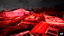 Uništeni domovi u Nju Orleansu posle snažnoh tornada (Foto: AP/Gerald Herbert)