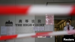 資料照：一名保安人員站在高等法院門前。 （2021年3月11日）