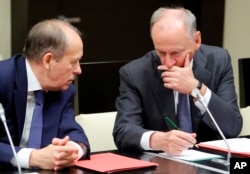 ARHIVA - Aleksandar Bortnikov, šef ruske Federalne bezbednosne službe, razgovara sa Nikolajem Patruševim, sekretarom Saveta za bezbednost, u Kremlju