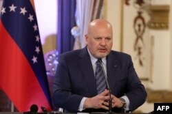 Tužilac Međunarodnog krivičnog suda Karim Kan u predsedničkoj palati u Karakasu, 31. marta 2022.
