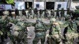 台湾士兵在高雄一处军事基地进行军事表演。（2021年1月6日）