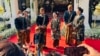 Seluruh keluarga Presiden Jokowi berbusana adat Jawa dalam prosesi pernikahan putra bungsu Kaesang Pangarep. (Foto: Courtesy/Setpres RI)
