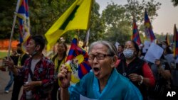 流亡藏人在印度首都新德里聲援中國反對“清零”政策的抗議者。(2022年12月2日)