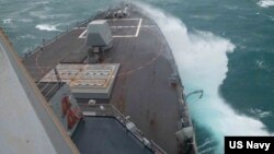 2022年1月5日，美國海軍阿利伯克級導彈驅逐艦“鍾雲”號（DDG 93）航行通過台灣海峽。