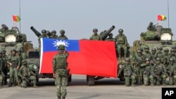 台灣士兵在高雄舉行對抗中國軍隊入侵的軍演前拍集體合照。 （2023年1月11日）