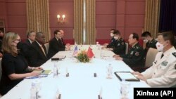 美国防长奥斯汀与中国防长魏凤和在柬埔寨暹粒举行会谈。（2022年11月22日）