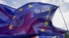 ARHIVA - Zastave Evropske unije i Velike Britanije tokom protesta ispred britanskog palramenta, u Londonu, 19. oktobra 2022.