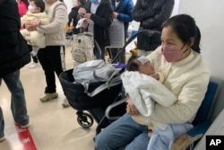 北京兒童醫院裡候診的病孩和排隊的市民。（2022年12月14日）