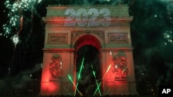 Trijumfalna kapija za vreme dočeka Nove godine u Parizu, 1. januara 2023. 