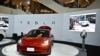 Peluncuran Mobil listrik Tesla Model 3 (kanan) di Bangkok, Thailand, 7 Desember 2022. (Lillian SUWANRUMPHA/AFP)