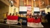 Dengan piala dan medali yang mereka raih, para pelajar Mentari Intercultural School (MIS) berdiri di depan panggung Tournament of Champions, World Scholar's Cup di Universitas Yale pada November 2022. (Foto: Courtesy of Anissa Sharmanti)