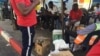 FILE: Abadabuka eZimbabwe bathengisa impahla etshiyeneyo kwele Botswana.