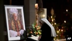 Upisivanje u knjigu žalosti u Nemačkoj, posle objave o smrti pape Benedikta XVI