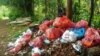Tumpukan sampah di pinggir jalan di jalur pendakian Gunung Penanggungan. (Foto: VOA/Petrus Riski)