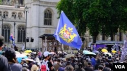 2022年6月12日，在英國倫敦舉行的香港反送中運動 “612抗議”舉行三週年的紀念集會上，超過一千人在國會廣場(Parliament Square)參加。（美國之音/鄭樂捷）