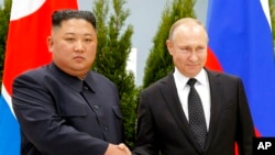 Arhiva - Ruski predsednik Vladimir Putin i severnokorejski lider Kim Džong Un rukuju se tokom sastanka u Vladivostoju, Rusija, 25. aprila 2019.