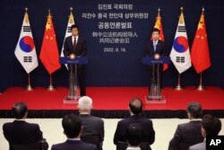 中共中央政治局委員、中國全國人大常委會委員長栗戰書與南韓國會議長金振杓在首爾出席記者會。 （2022年9月16日）