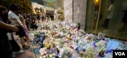 前往英国驻港总领事馆献花及签署吊唁册悼念英女皇驾崩的香港人络绎不绝 (美国之音/汤慧云)