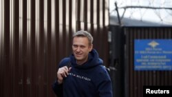 Opozicioni lider Aleksej Navalni izlazi iz zatvora u kojem je proveo 30 dana zbog pozivanja na učešće u protestu koji vlasti Moskve nisu dozvolile, 23. avgusta 2019.