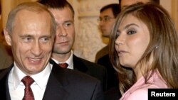 Arhiva - Ruski predsednik Vladimir Putin u društvu Aline Kabajeve, novembra 2004. (Foto: REUTERS/ITAR-TASS/PRESIDENTIAL PRESS SERVICE)