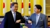 2022年7月18日東京: 韓國外相朴振(左)和日本外相林芳正會談
