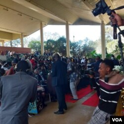 Bekugcwele abantu eBulawayo Amphitheater abavalelise uCont Mhlanga ngoLwesihlanu.