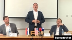 Bivši izaslanik Bele kuće za dijalog Srbije i Kosova, Ričard Grenel (u sredini) na predavanju na Fakultetu političkih nauka u Beogradu
