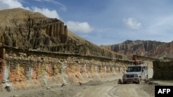 གནམ་གཤིས་འགྱུར་ལྡོག་གིས་གློ་བོའི་སྟོད་ཀྱི་གྲོང་ཚོ་ཞིག་ས་གནས་གཞན་དུ་སྤོས།