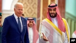 ARHIVA - Predsednik SAD Džo Baden i saudijski princ Muhamed bin Salman, u Džedi 15. jula 2022.