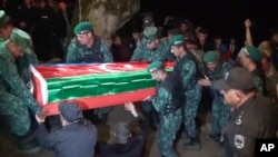 Sanduk sa telom azerbejdžanskog vojnika Šamistana Sadikova, ubijenog na granici Azerbejdžana i Jermenije, tokom sahrane u Leriku, Azerbejdžan, 13. septembra 2022.