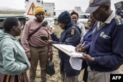Amapholisa ahlola amaphepha abantu bokuza