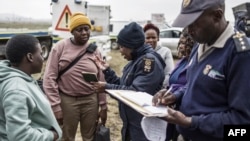 Zvizvarwa zve Zimbabwe zvichibvunzurudzwa nevaanochengeta miganhu kuSouth Africa.
