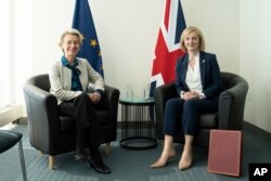 英国首相特拉斯与 欧盟委员会主席冯德莱恩在纽约联合国总部举行会晤。（2022年9月21日）