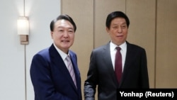 南韓總統尹錫悅（左）在首爾龍山總統府會見到訪的中國全國人大常委會委員長栗戰書。（2022年9月16日）
