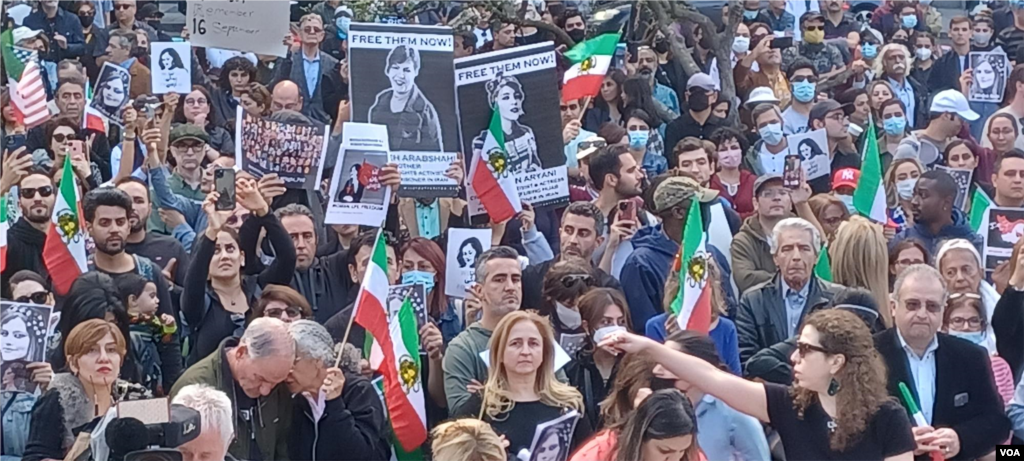 فرامرز اصلانی، خواننده سرشناس،‌ در میان ایرانیان شرکت‌کننده در تجمع اعتراضی شهر واشنگتن - شنبه ۲ مهر
