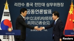 中共中央政治局委員栗戰書與韓國國會議長金振杓在首爾出席記者會。 （2022年9月16日）