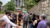 英國駐港總領事館最後一日設弔唁冊悼念女王駕崩 人龍長達數百米作最後致敬