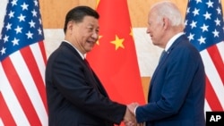 2022年11月14日印度尼西亞巴厘島舉行的G20峰會期間，拜登(右)和中國國家主席習近平在會晤前握手